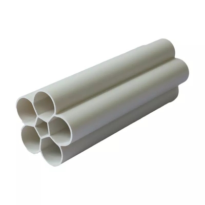 Productie van tubes van kunststof met een vierkante, rechthoekige, op maat gemaakte pvc-grid